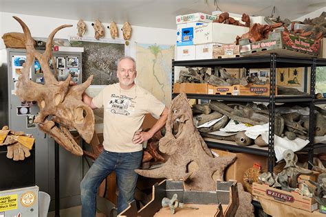 How artists make replicas of dinosaur fossils .